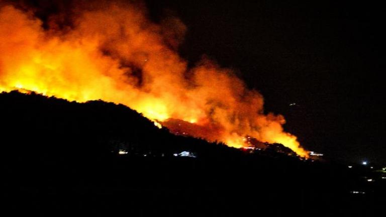 Μαίνεται η πυρκαγιά στη Σάμο παρά την ολονύχτια μάχη