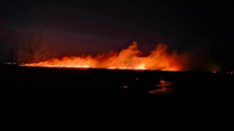 Μάχη ε τις φλόγες και τους ισχυρούς ανέμους δίνουν οι πυροσβέστες σε Μαραθώνα και Αχαΐα