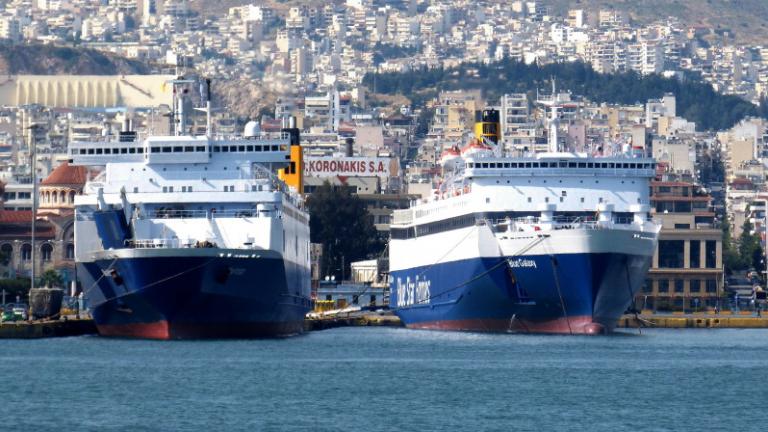 Πρόσκρουση δύο επιβατηγών πλοίων στο λιμάνι του Πειραιά κατά τη διαδικασία χειρισμών απόπλου - Δεν αναφέρθηκε τραυματισμός 