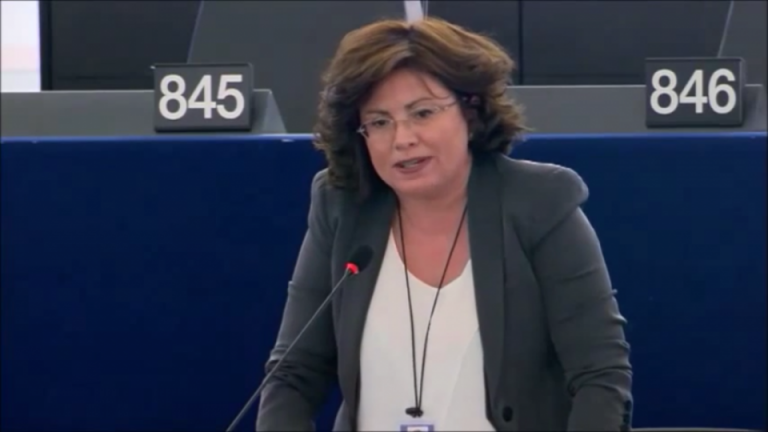 Αντιπαράθση Τσίπρα - Σπυράκη στο Ευρωκοινοβούλιο για τα φαινόμενα νεοποτισμού