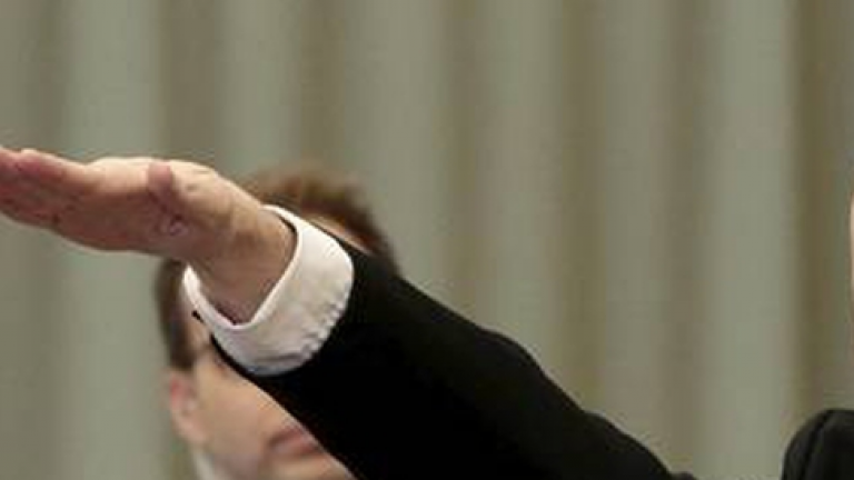 Σε διαθεσιμότητα δύο αστυνομικοί που χαιρετούσαν ναζιστικά στην Γερμανία