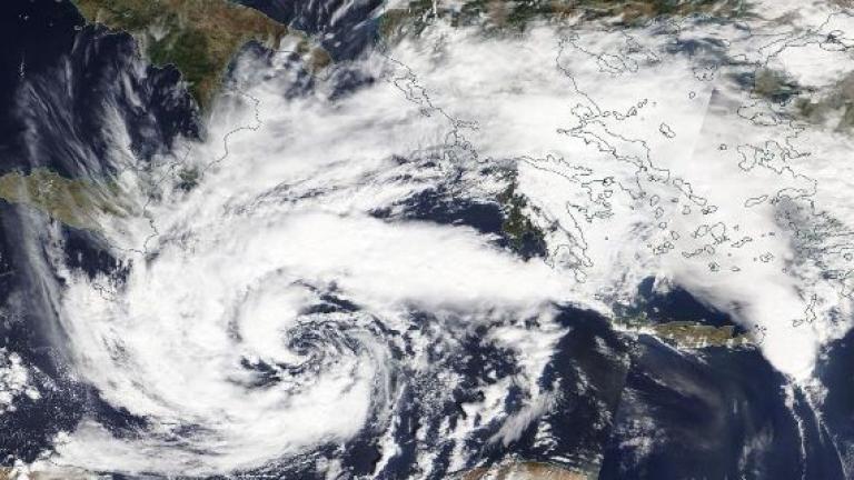 Στο κατώφλι της χώρας μας ο κυκλώνας Ζορμπάς-Προειδοποίηση για πλημμύρες, πέφτει σχετικά η ένταση των ανέμων