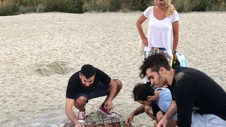 Ελένη Μενεγάκη: Νέες φωτογραφίες από τα σουβλάκια στην παραλία 