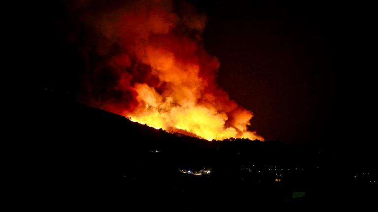 Σάμος: Σε ύφεση η δασική πυρκαγιά στην περιοχή Κέδρος 