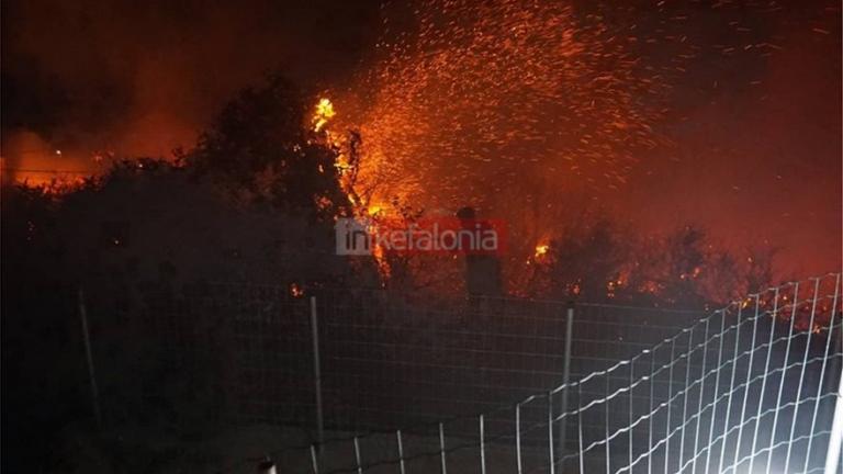 Δύσκολη η νύχτα στην Κεφαλονιά - Εκκενώθηκαν σπίτια - Μάχη με τη φωτιά δίνουν οι πυροσβέστες (ΒΙΝΤΕΟ-ΦΩΤΟ)