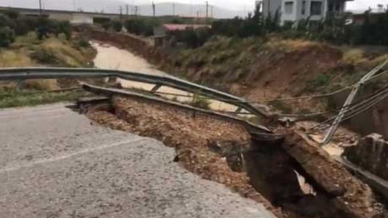 Κυκλώνας Ζορμπάς: Κατέρρευσε γέφυρα στα Μέγαρα 
