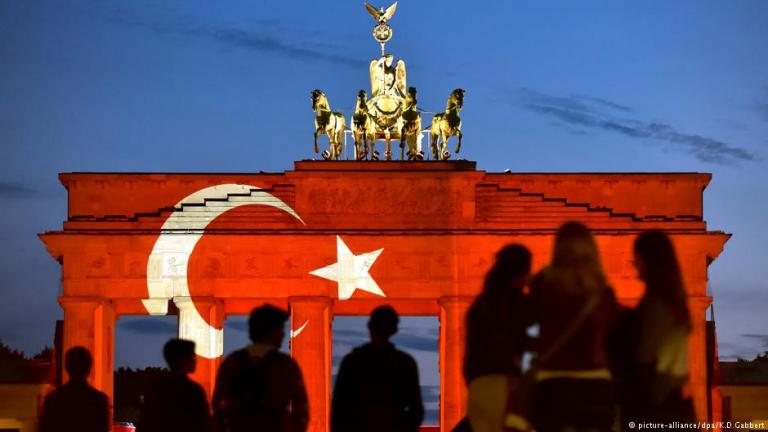 Η επίσκεψη Ερντογάν διχάζει τους Τούρκους της Γερμανίας