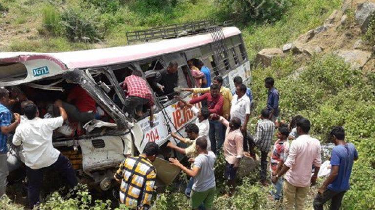 Τραγωδία στην Ινδία: Λεωφορείο έπεσε σε χαράδρα -55 νεκροί