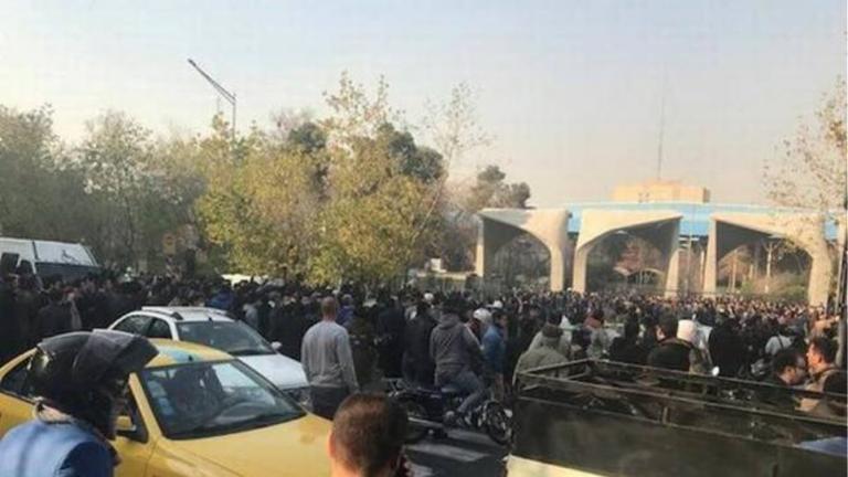 Δείτε βίντεο-σοκ από την αιματηρή επίθεση στη διάρκεια στρατιωτικής παρέλασης στο Ιράν