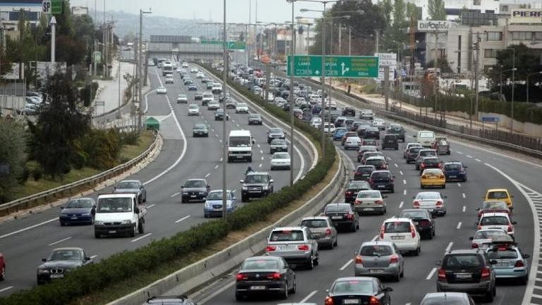 Ουρά χιλιομέτρων στον Κηφισό λόγω τροχαίου - Live η κίνηση