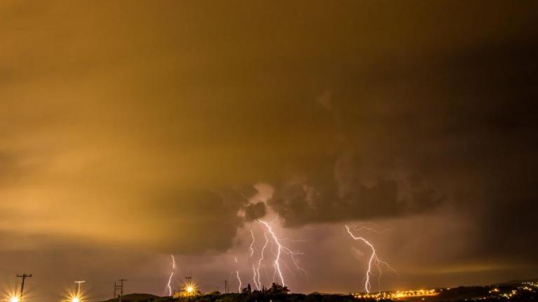 Ισχυρές βροχοπτώσεις στην Κρήτη - Χωρίς προβλήματα τα αστικά κέντρα από την ξαφνική κακοκαιρία