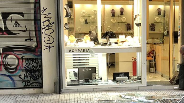 Αιματηρή απόπειρα ληστείας σε κοσμηματοπωλείο στο κέντρο της Αθήνας-Εγκλωβίστηκε ο δράστης