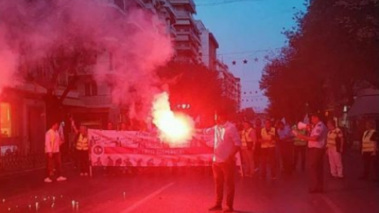 Πορεία  πραγματοποιούν ένστολοι, -αστυνομικοί, λιμενικοί και πυροσβέστες- στο κέντρο της Θεσσαλονίκης (ΒΙΝΤΕΟ)  