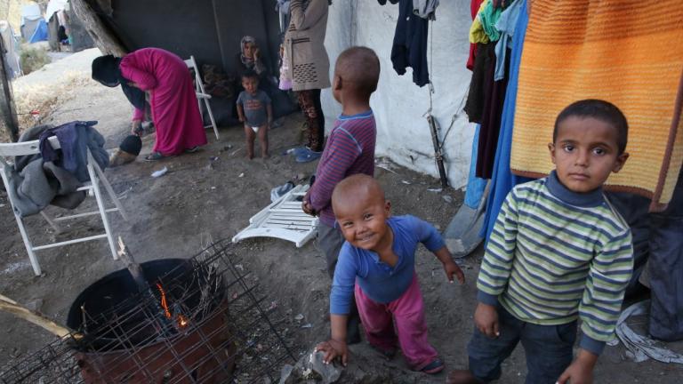 Spiegel: «Στα πρόθυρα κατάρρευσης οι προσφυγικοί καταυλισμοί στο Αιγαίο