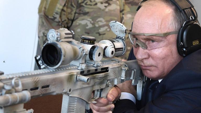 Ο  Πούτιν επέδειξε το ταλέντο του στη σκοποβολή με το νέο Καλάσνικοφ για ελεύθερους σκοπευτές 