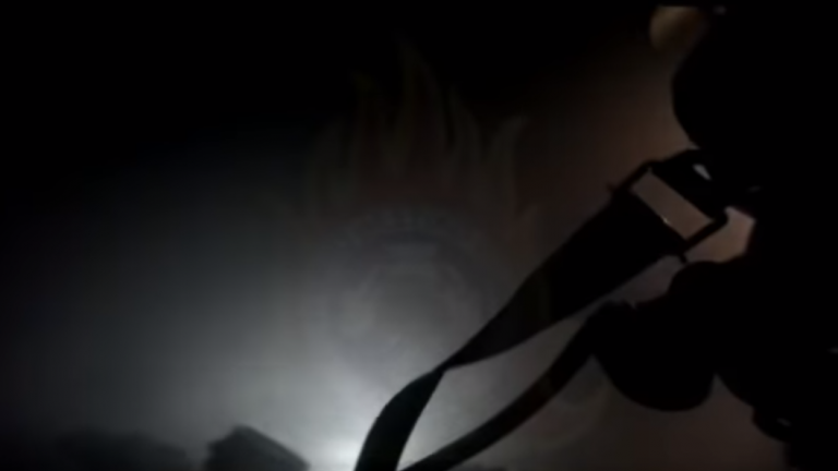 Ντοκουμέντο: Οι άνδρες της Πυροσβεστικής προσπαθούν να φτάσουν στο σημείο της φωτιάς, μέσα σε συνθήκες απόλυτου σκότους και υψηλών θερμοκρασιών (ΒΙΝΤΕΟ)