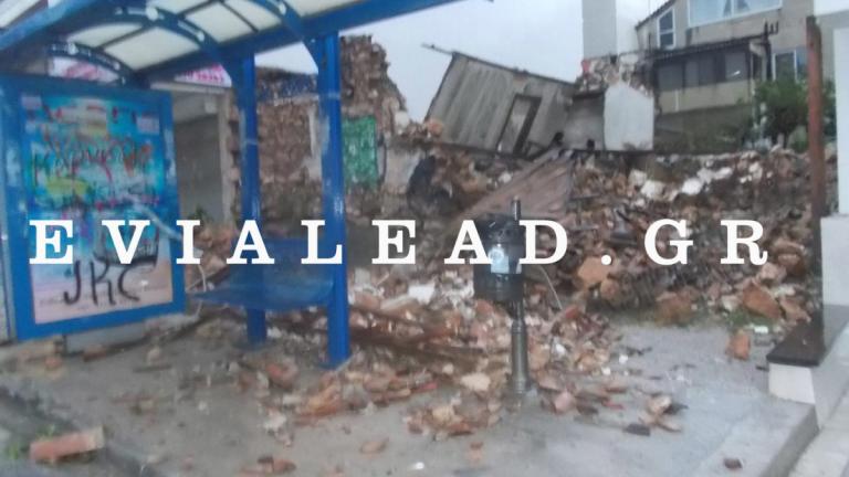 Χαλκίδα: Κατέρρευσε ακατοίκητο σπίτι πάνω σε κεντρική στάση λεωφορείου 