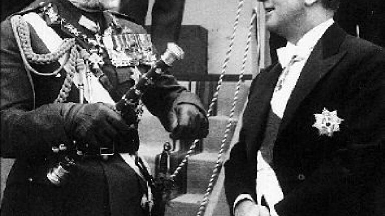 Το 1955 ο Βασιλιάς Παύλος αναθέτει την πρωθυπουργία στον 48χρονο Υπ. Δημ. Εργων, Κων. Καραμανλή