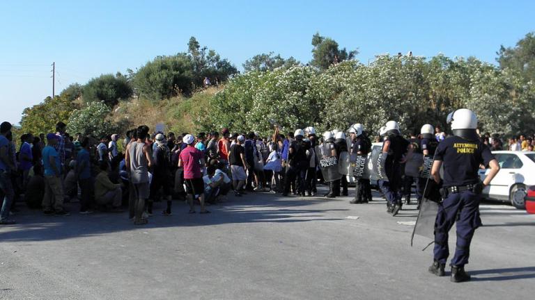 Κατάληψη του κόμβου Καβύλης Ορεστιάδας από μετανάστες-Εμπόδισαν και τη διέλευση στρατιωτών (ΒΙΝΤΕΟ)
