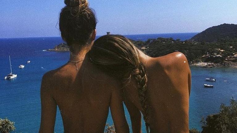 Δίδυμες Γαλλίδες βάζουν φωτιά στο instagram με τα μπικίνι τους