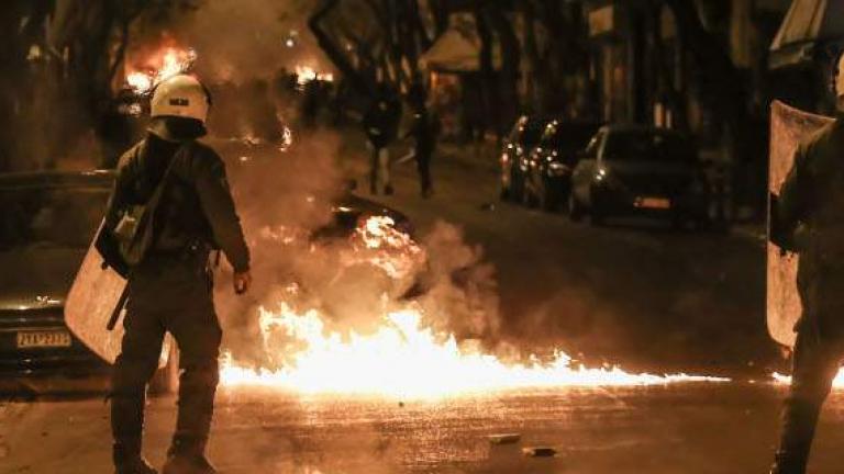 Οι...καθιερωμένες επιθέσεις με  μολότοφ στο Πολυτεχνείο τα ξημερώματα