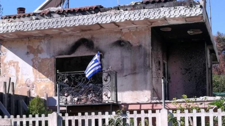 Η γαλανόλευκη κυματίζει στα καμένα στο Μάτι, αλλάζοντας το χρώμα της περιοχής ανήμερα της 28ης Οκτωβρίου