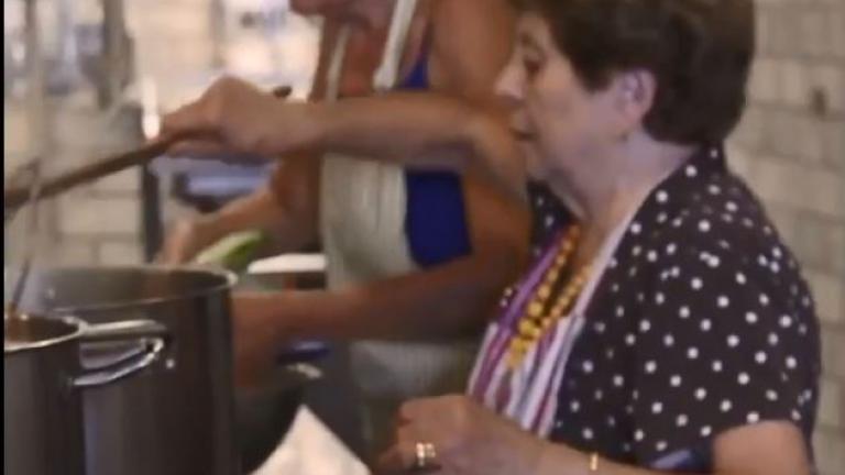 Σε αυτό το εστιατόριο γιαγιάδες σεφ ξετρελαίνουν τους πελάτες με τα φαγητά τους 