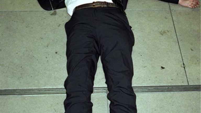 Σοκάρουν οι φωτογραφίες με τους «άστεγους με κοστούμια» που κοιμούνται στα πεζοδρόμια (ΦΩΤΟ)