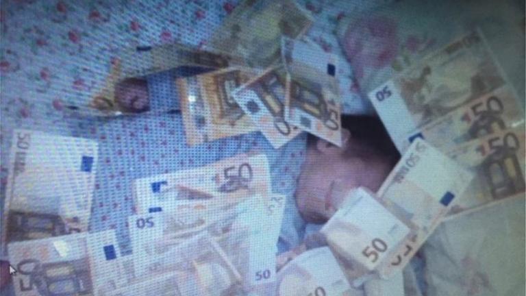 19χρονος «μπουκαδόρος» επιδείκνυε τη λεία από τις κλοπές σκεπάζοντας το νεογέννητο παιδί του με 50ευρα!!!