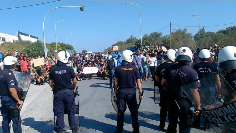 Πορεία διαμαρτυρίας προς τη Μυτιλήνη κάνουν Μετανάστες από τη Μόρια - Μπλόκα στήνει η ΕΛΑΣ