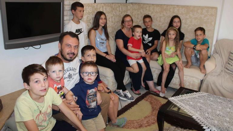 Success story 13 αστέρων! - Πώς βιώνει την κρίση και την αγάπη του κόσμου πολύτεκνη οικογένεια στο Ωραιόκαστρο