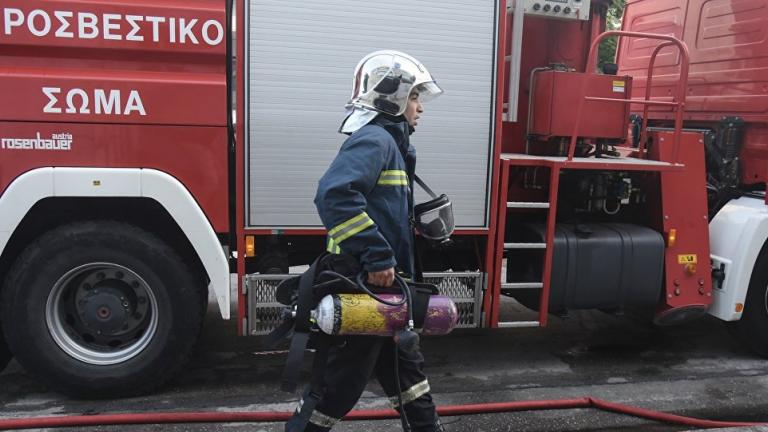 Σε εξέλιξη βρίσκεται πυρκαγιά που εκδηλώθηκε σε ισόγειο χώρο κτιρίου επί της οδού Ελ. Βενιζέλου, στην Αγία Παρασκευή Αττικής.  Σύμφωνα με την Πυροσβεστική, η πυρκαγιά εκδηλώθηκε σε αποθηκευτικό χώρο σούπερ μάρκετ, ενώ δεν υπάρχει κάποιος εγκλωβισμένος.  Για προληπτικούς λόγους, πάντως, απομακρύνθηκαν ένοικοι διαμερισμάτων που βρίσκονται στο ίδιο κτίριο.  Στο σημείο έσπευσαν και επιχειρούν αυτή την ώρα για την κατάσβεση της πυρκαγιάς 20 πυροσβέστες με 7 οχήματα.