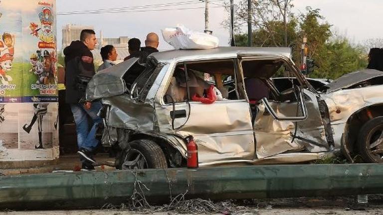Φορτηγό συγκρούστηκε με ΙΧ στη διασταύρωση της Πέτρου Ράλλη με τον Κηφισό-Ένας σοβαρά τραυματίας