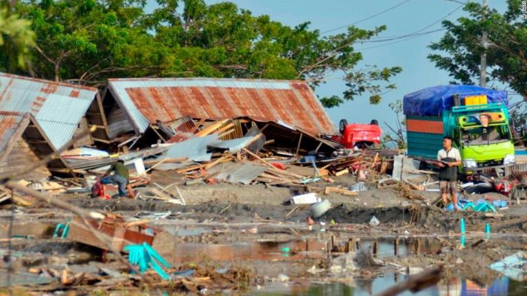 Ινδονησία: Η κυβέρνηση απευθύνει έκκληση για διεθνή βοήθεια μετά τον σεισμό των 7,5 βαθμών και το τσουνάμι  