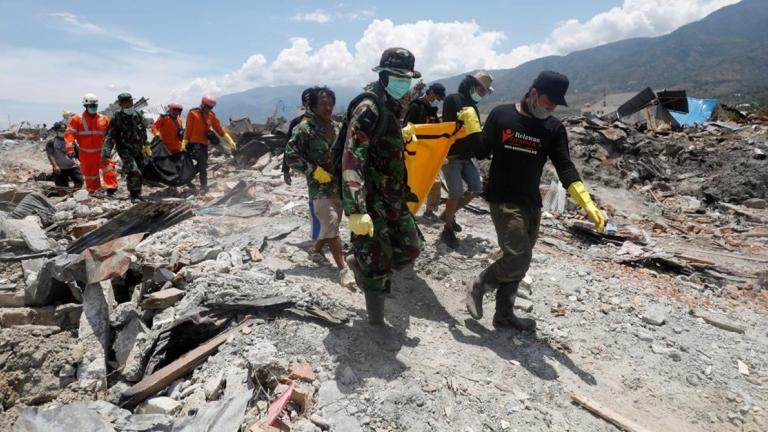Ινδονησία: Ο αριθμός των νεκρών από τον σεισμό και το τσουνάμι έφθασε τους 1.649 