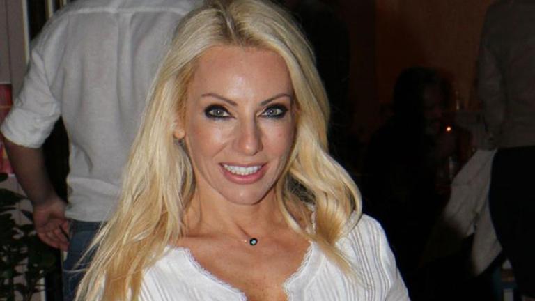 Στο Λονδινο με "μισό" τζιν και ροζ μπότες η Έλενα Τσαβαλιά 