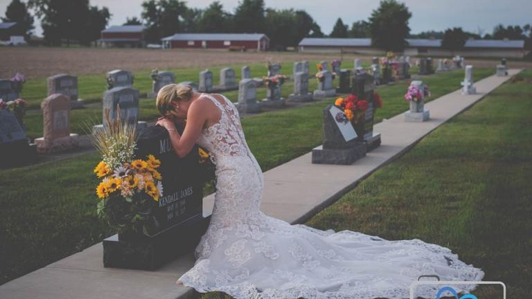 Ραγίζει καρδιές η νύφη που ποζάρει στον τάφο του αγαπημένου της..