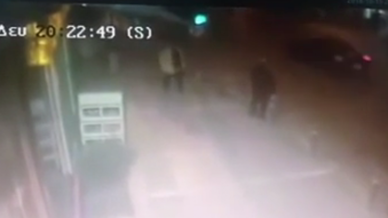 Βίντεο-ντοκουμέντο με τους κουκουλοφόρους να ανάβουν μολότοφ λίγο πριν επιτεθούν στο ΑΤ Ομονοίας