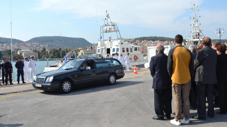 Θρήνος στο τελευταίο "αντίο" στον υποπλοίαρχο Κυριάκο Παπαδόπουλο - Τον αποχαιρέτησαν με αγήματα και τιμές στο σκάφος του, ΠΛΣ 602, με το οποίο σώθηκαν χιλιάδες πρόσφυγες 