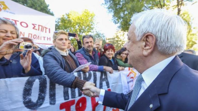Ο ΠτΔ πλησίασε και συνομίλησε με εργαζόμενους της Υπηρεσίας «Βοήθεια στο Σπίτι» που ζητούν την διασφάλιση προσωπικού