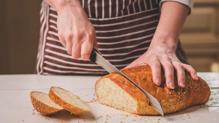 Ο σωστός τρόπος για να κόψουμε το ψωμί μας