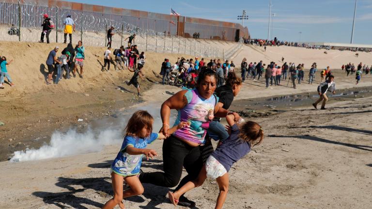 Δακρυγόνα και κλείσιμο των συνόρων ΗΠΑ - Μεξικού - Συγκρούσεις συνοριοφυλάκων με μετανάστες (ΦΩΤΟ)