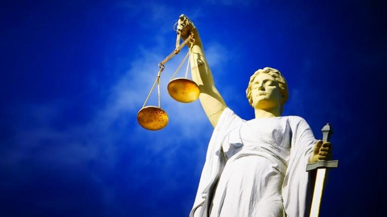 Ένωση Δικαστών και Εισαγγελέων για καθαρίστρια: Ο νόμος περί καταχραστών Δημοσίου πρέπει να αλλάξει