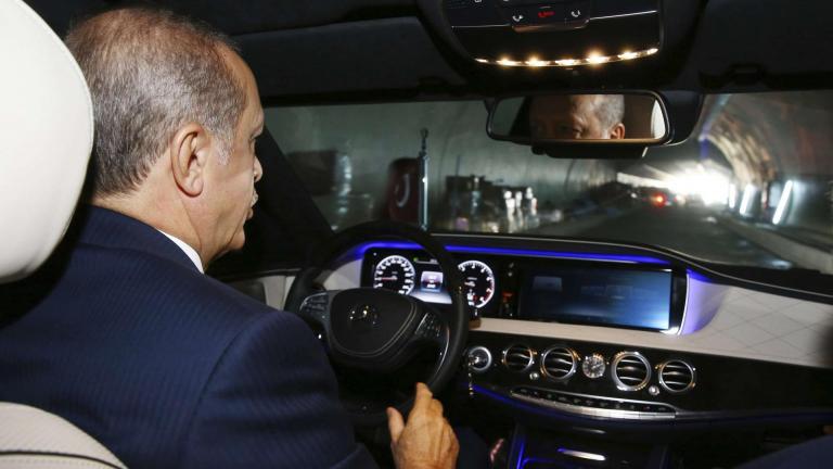 Την ώρα που στην Ελλάδα έχουμε διώξει για τα καλά τις ξένες αυτοκινητοβιομηχανίες, ο Ερντογάν καυχιέται για το πρώτο 100% τουρκικό αυτοκίνητο (ΦΩΤΟ)