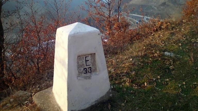 Στα χέρια της αστυνομίας των Σκοπίων 36χρονος άνδρας που αφαίρεσε 105 κολώνες-πυραμίδες που οριοθετούν τα σύνορα Ελλάδας-ΠΓΔΜ