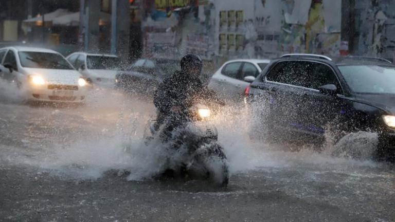 Σημαντική επιδείνωση παρουσιάζει ήδη ο καιρός από τα δυτικά, με κατά τόπους ισχυρές βροχές και καταιγίδες οι οποίες ενδέχεται τοπικά να συνοδευτούν από χαλαζοπτώσεις, αλλά και χιόνια στα ορεινά