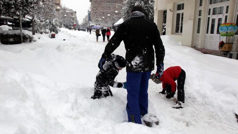 Κλειστά σχολεία τη Δευτέρα στα Γρεβενά λόγω χιονιά