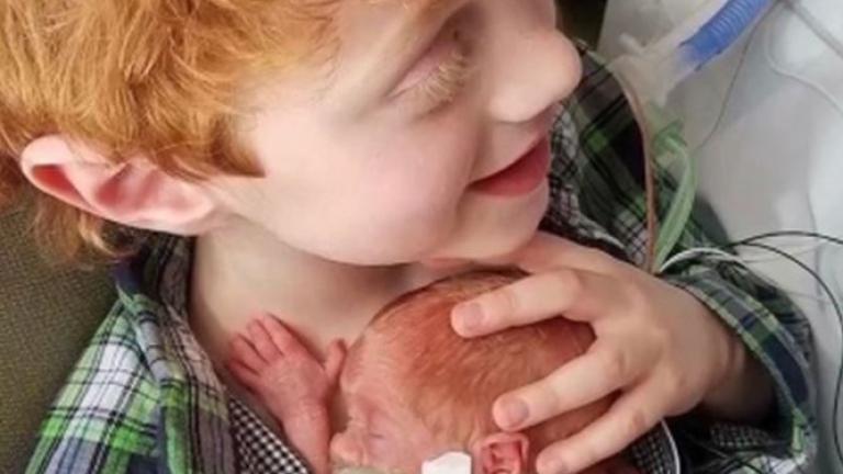 H αγκαλιά ενός αγοριού στο νεογέννητο αδερφό του που έγινε Viral 