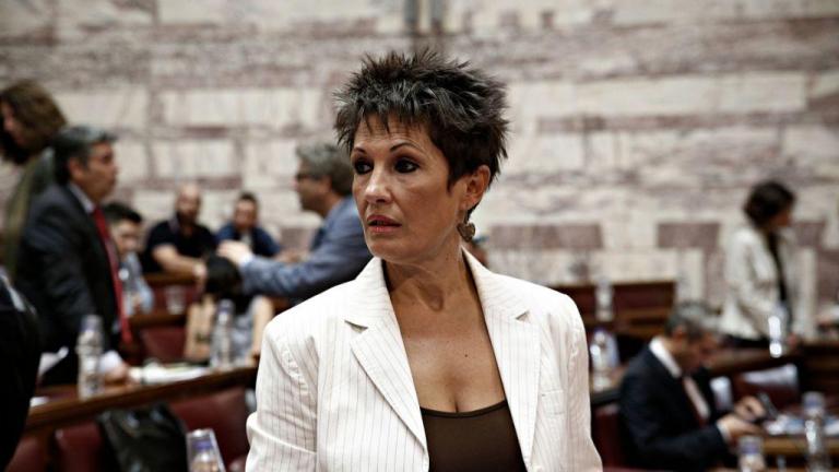 Ενοχλημένη η βουλευτής του ΣΥΡΙΖΑ, Αννέτα Καββαδία, με την ενός λεπτού σιγή για τον Κωνσταντίνο Κατσίφα στη Βουλή... (ΦΩΤΟ)