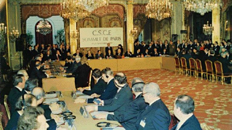 Σαν σήμερα 21 Νοεμβρίου 1990 τελείωσε ο «Ψυχρός Πόλεμος» μεταξύ ΝΑΤΟ και Συμφώνου της Βαρσοβίας